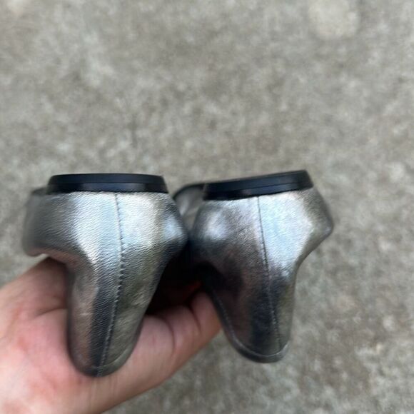 Vera Wang Silver Leather Open Toe Flats Shoes Women’s Size 6.5 - Picture 9 of 9